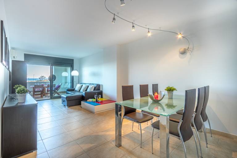 Fully equipped spacious rental apartment with yard, terrace & pool | Beach nearby | Dogs allowed — photo 4
