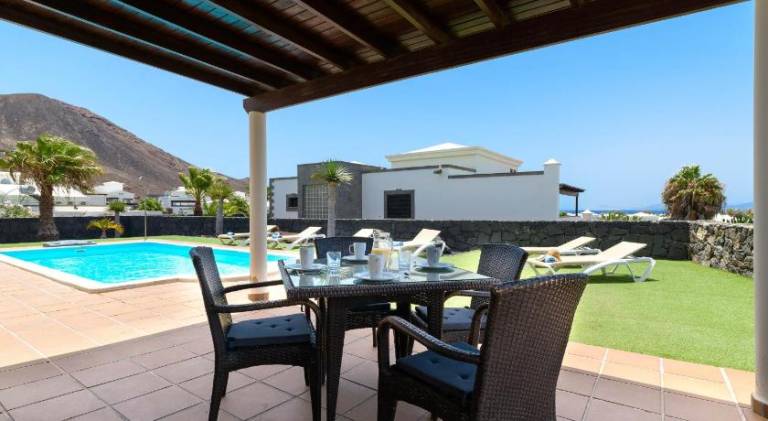 Villa with barbecue, patio & private pool — photo 3