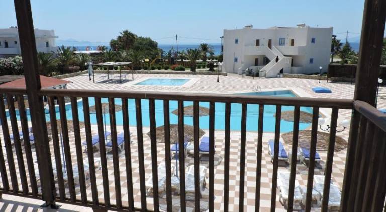 Apartment with pool, yard & patio | Beach nearby | Pets are welcome — photo 3
