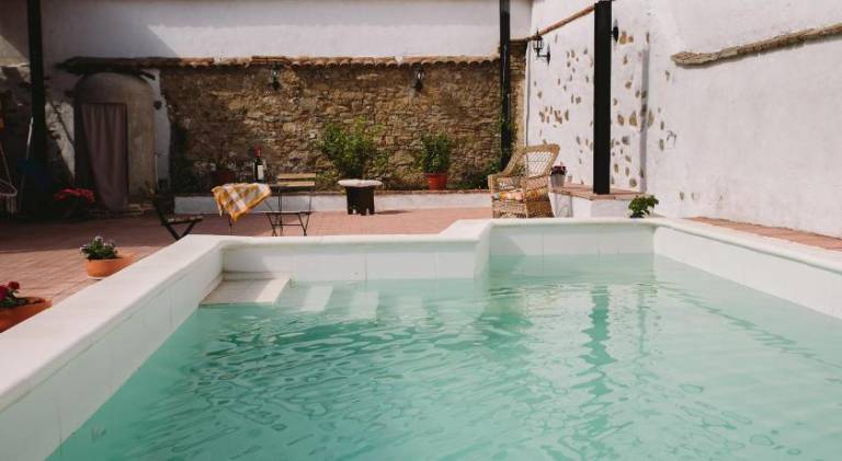 House with pool — photo 4