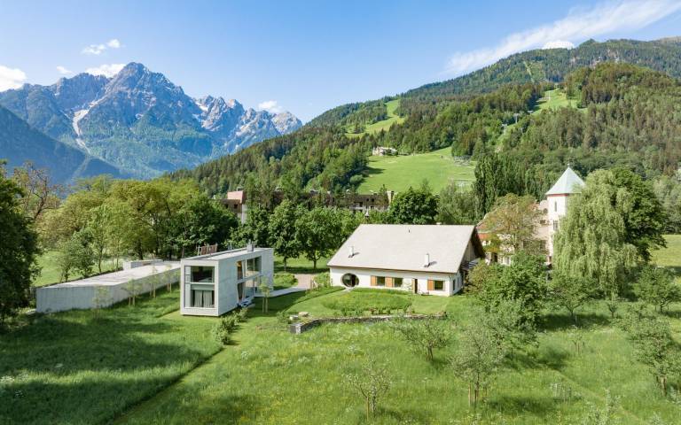 Holiday apartment with garden & grill | Garden view — photo 2