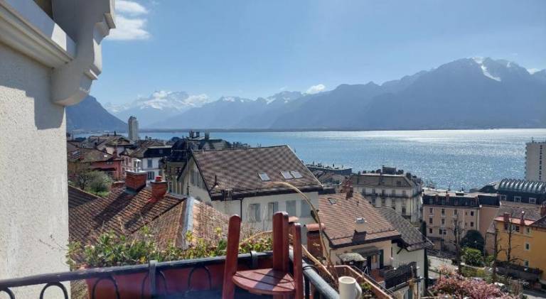 Inspiration room, lake, mountains, balcony in Montreux city center — photo 5