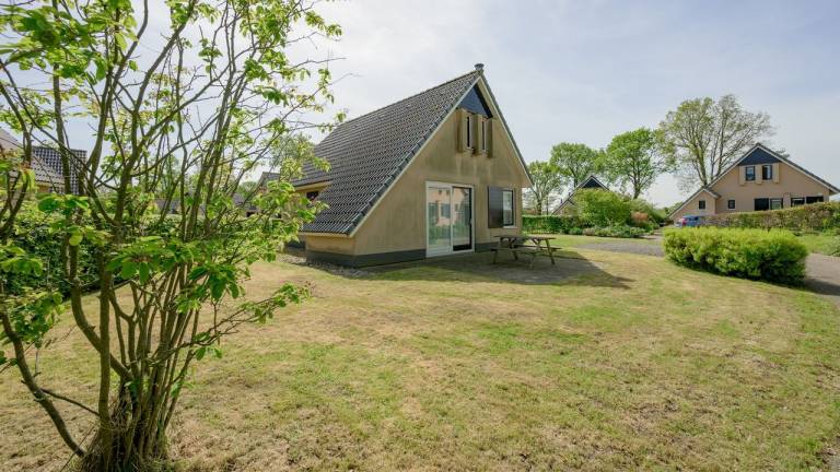 Ferienhaus mit Garten, Terrasse und Pool