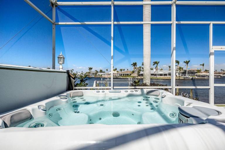 Family-friendly house with private pool, terrace & barbecue | Water view | Pets are welcome — photo 3