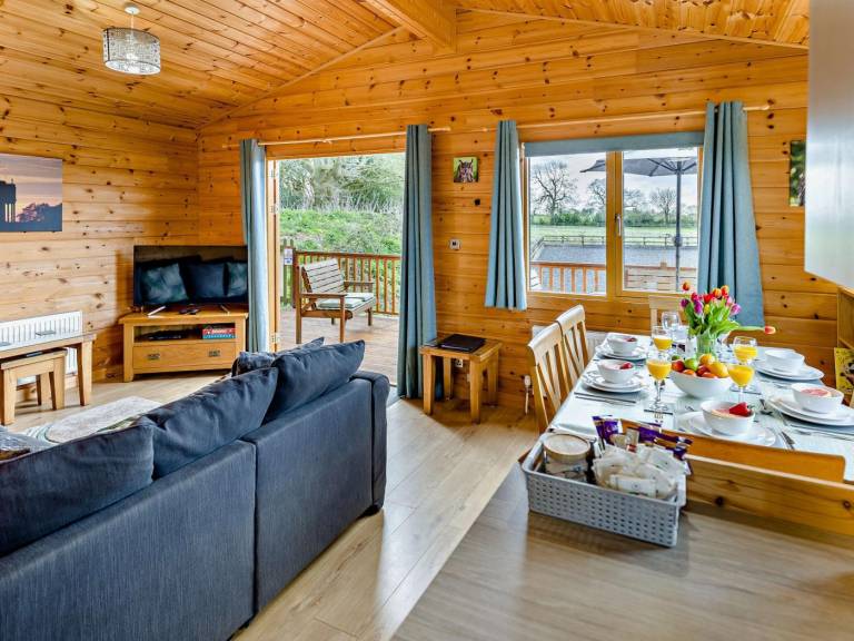 Lodge with yard, hot tub & BBQ — photo 2