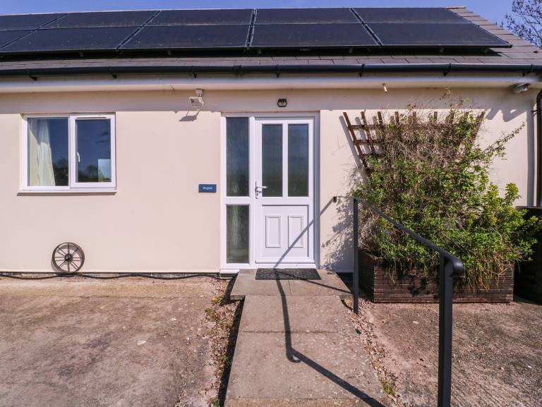 Cottage with garden — photo 3