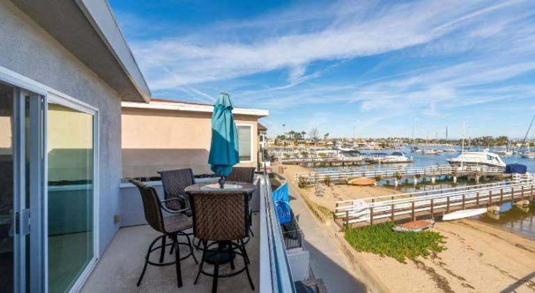 Stylish Newport Condos w Dock Access Walk to Balboa Fun Zone and Beach — photo 2