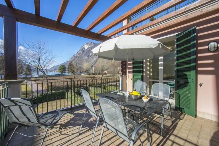Child-friendly holiday apartment with patio | Mountain view | Next to the beach | Pets allowed in Porlezza