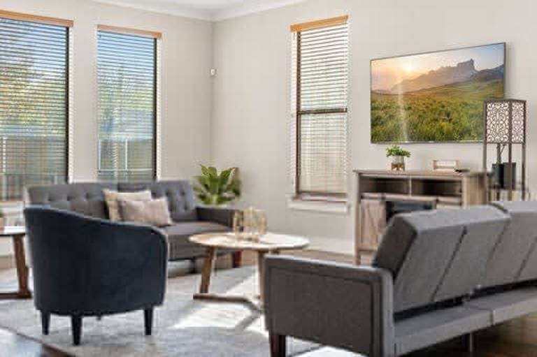 Trinity Groves Retreat Large Modern 5 BR Home — photo 3