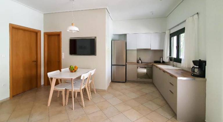 Rental apartment with patio & yard — photo 3