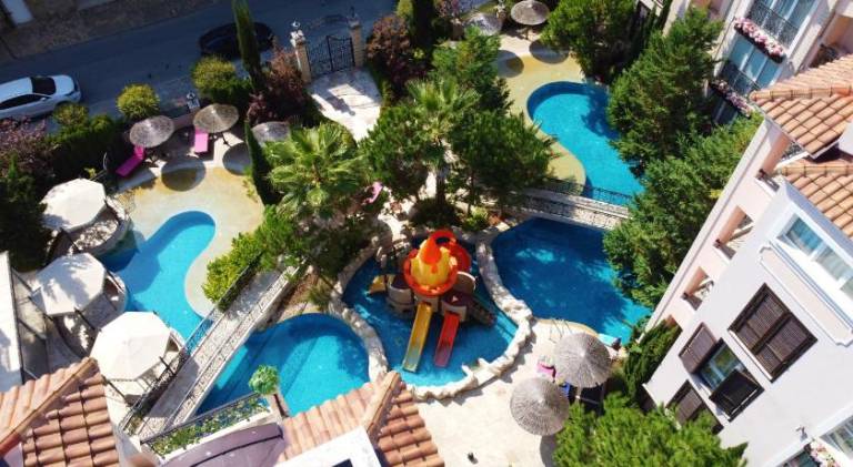 Holiday apartment with jacuzzi & pool in Sunny beach