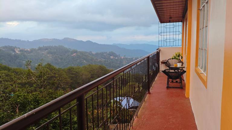 Vacation home with patio, BBQ & yard — photo 4