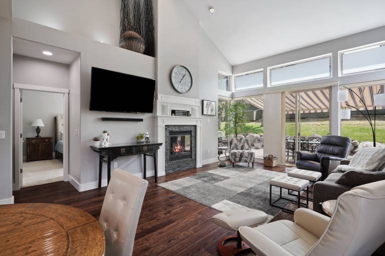 Modern and Light! EV Charger, Pet Friendly, Community Hot Tub & Pool, Lakeside Sports Center, AC in Redmond, OR