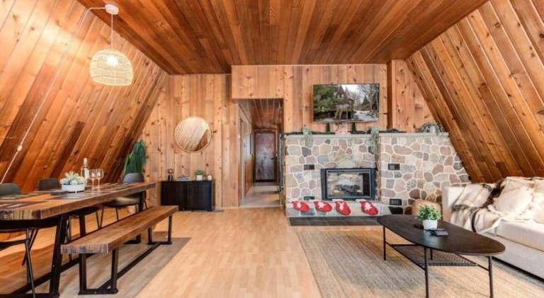 Vacation home with hot tub | Suitable for remote work | Pets allowed in Sudbury, ON