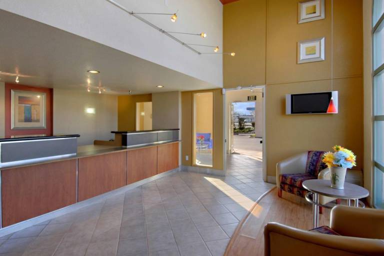 California Inn and Suites — photo 2