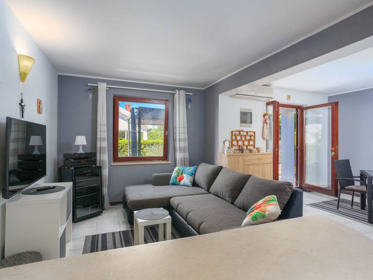 Apartment with terrace | Pets are welcome in Omisalj