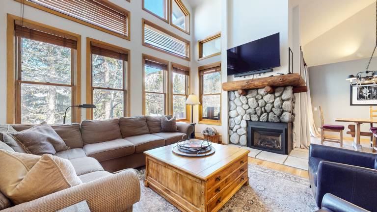 Family-oriented charming condo with pool, BBQ & hot tub | Golf view | Dogs allowed — photo 3