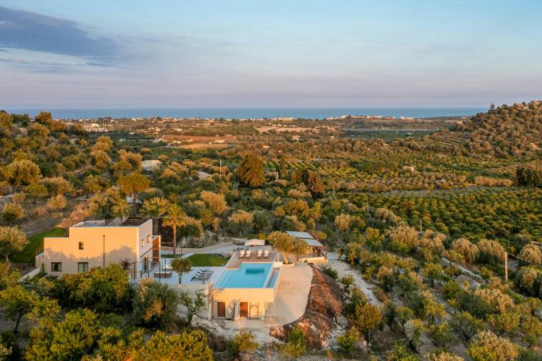 Vacation home with yard, private pool & barbecue | Sea view — photo 3