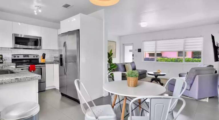 House with pool & jacuzzi | Close to Design District | Pets are welcome — photo 5