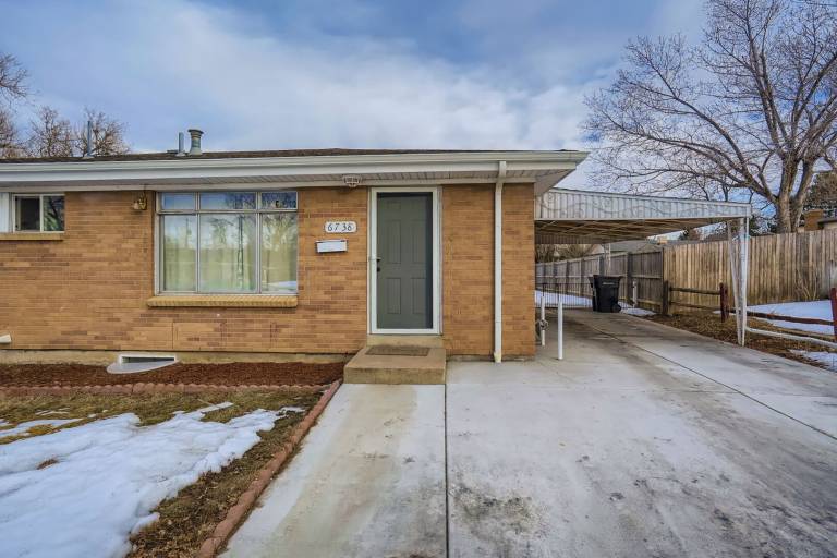 Family-oriented house with yard | Pets are welcome — photo 4