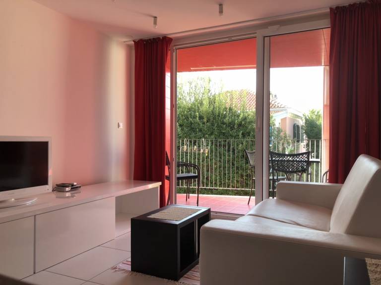 Rental apartment with terrace, garden & barbeque | City view — photo 2