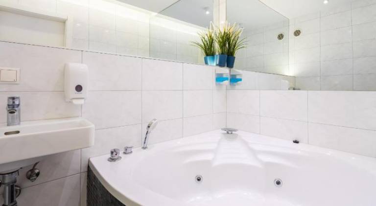 Wonderful holiday apartment with terrace & jacuzzi | Next to Naschmarkt | Suitable for remote work | Pets allowed — photo 2