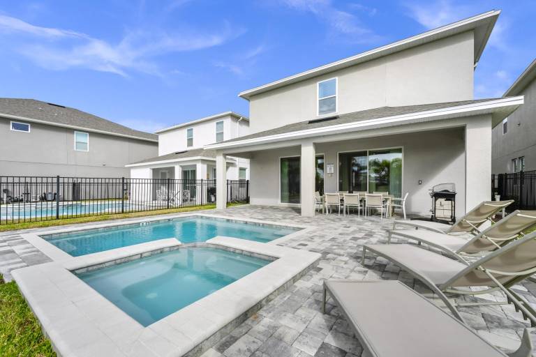 Vacation home with private pool — photo 5