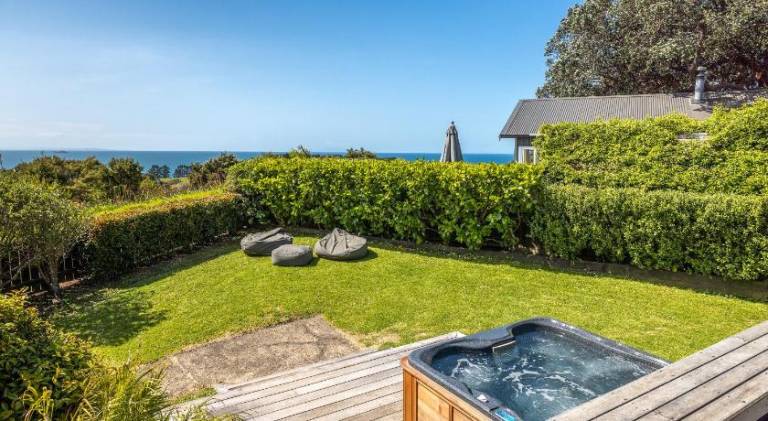 Charming house with hot tub | Next to the beach | Pets are welcome in Auckland