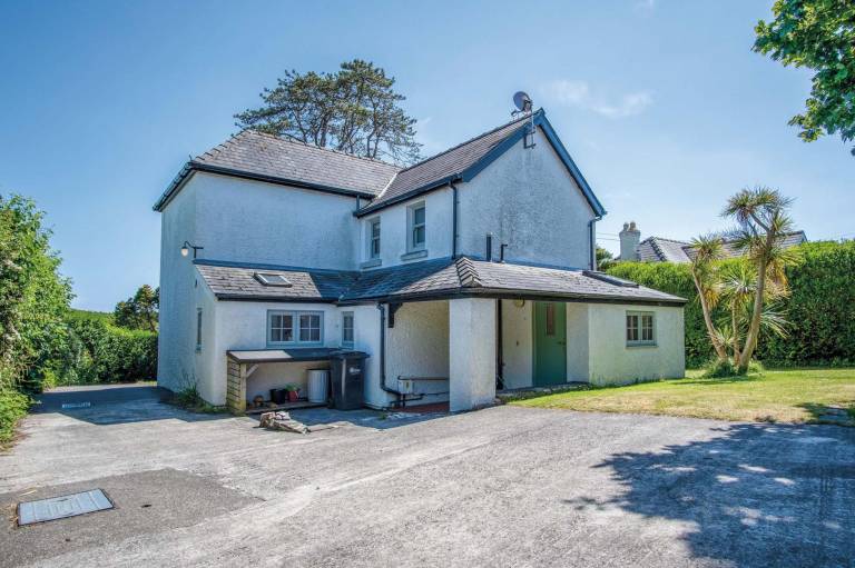 Family-friendly beautiful cottage with barbecue, fast internet & yard | Beach view | Pets are welcome in Tenby