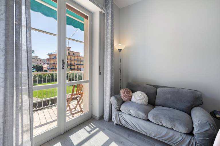 Rental apartment with yard | Garden view in Loano