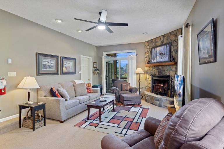 Condo with BBQ | Mountain view — photo 2