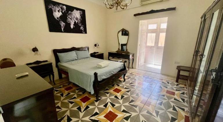 Triple bedroom in Beautiful Townhouse in St. Julian's