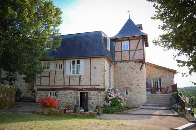 Gite with heated pool, BBQ & garden | Pets allowed in Figeac