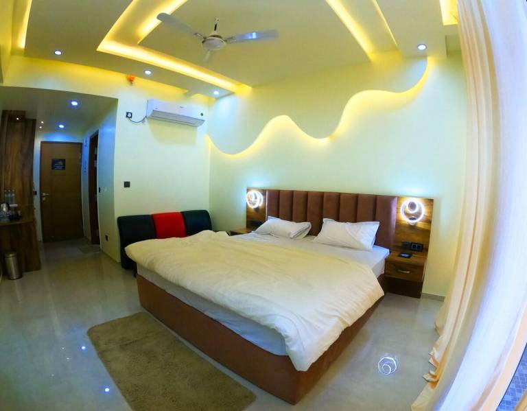 Apartment with yard & pool | Perfect for remote work in Lucknow