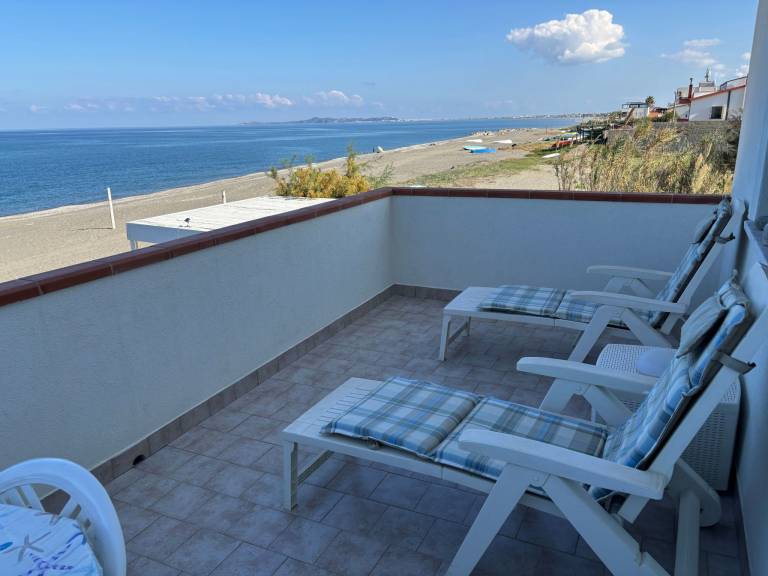Rental apartment with terrace, BBQ & yard — photo 4