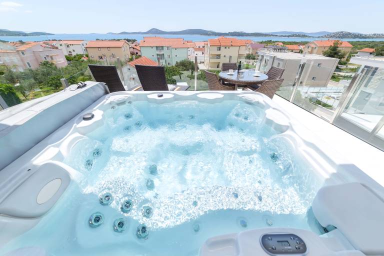 Holiday apartment with hot tub, patio & yard | City view — photo 2