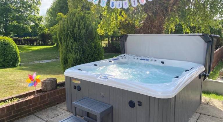 Villa with hot tub in Ringwood