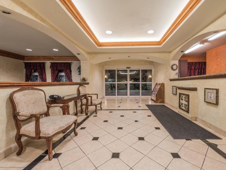 Days Inn & Suites by Wyndham Cleburne TX — photo 2