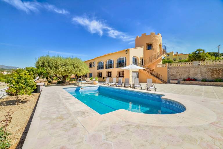 Fully equipped villa with barbecue, terrace & private pool | Pet-friendly in Alicante