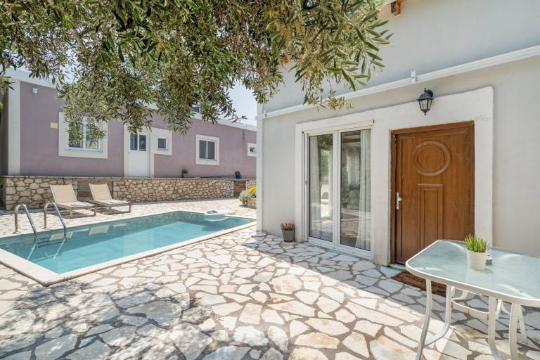 House with barbeque, pool & patio | Mountain view — photo 2