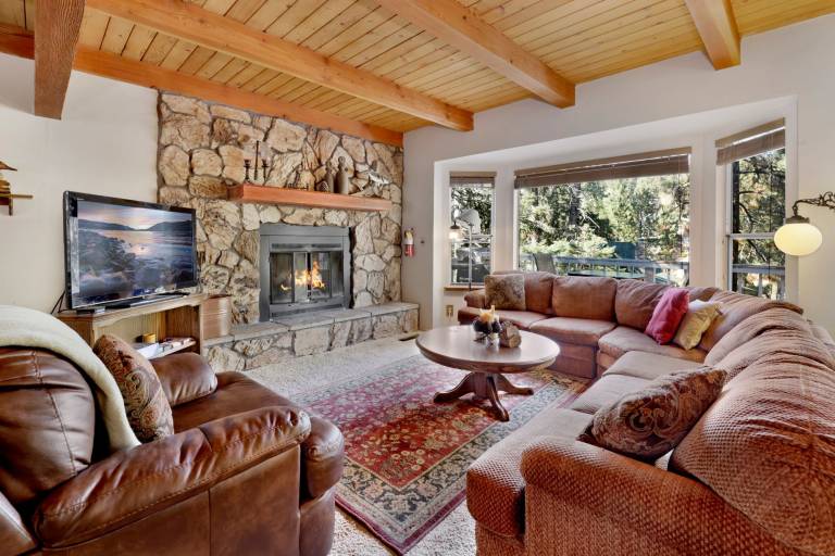 Cabin with BBQ & patio | Lake view in San Bernardino, CA