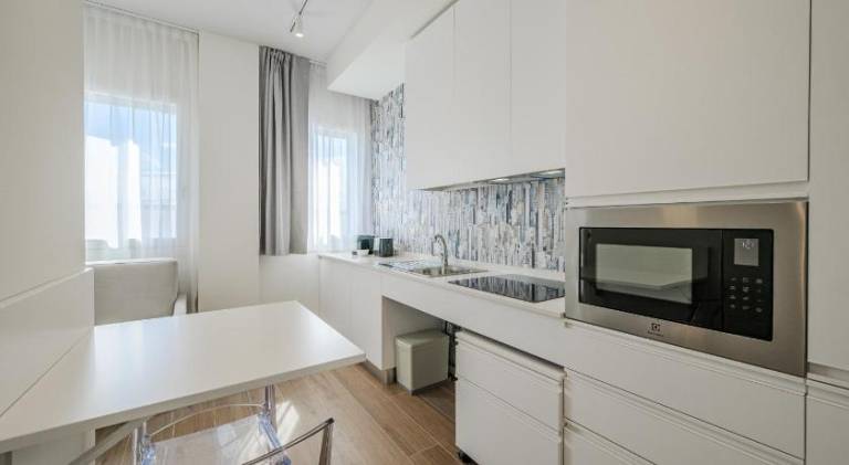 Serviced apartment with patio — photo 4