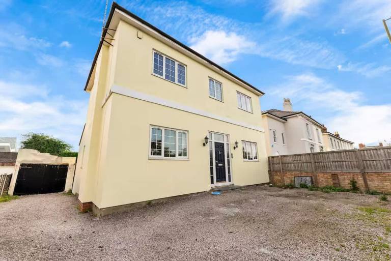 Family-friendly nice house with fast internet & yard | Pet-friendly in Cheltenham