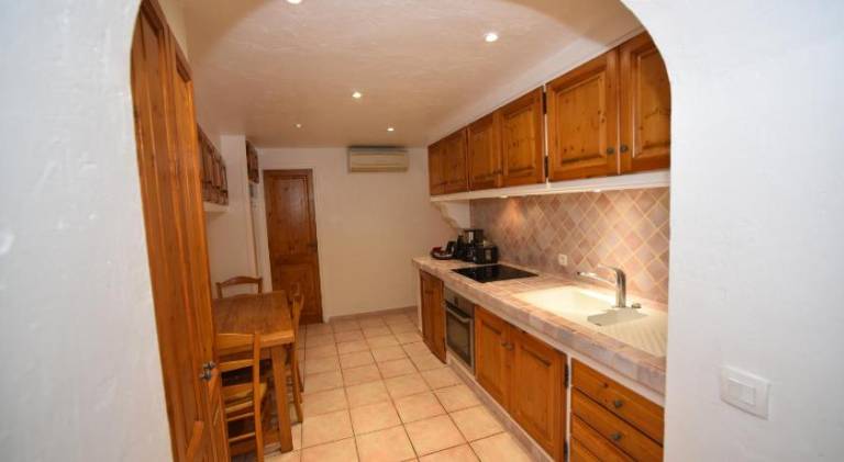 Fully equipped rental apartment with patio | Pet-friendly — photo 4