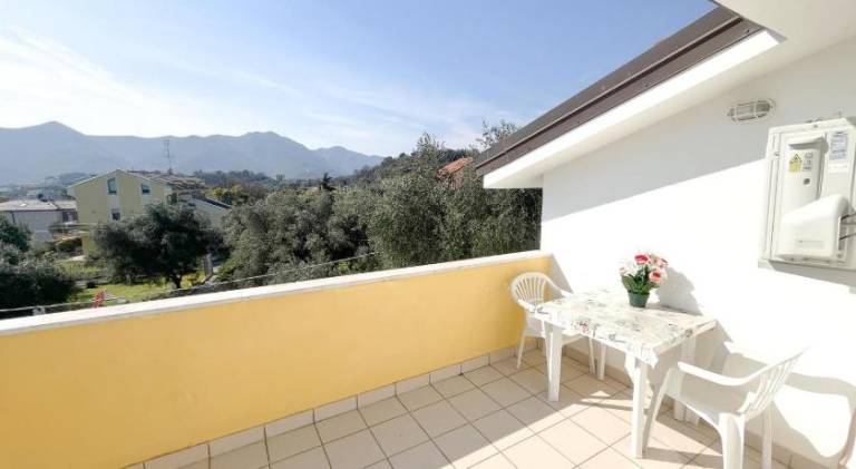 Serviced apartment with pool, garden & barbeque — photo 4