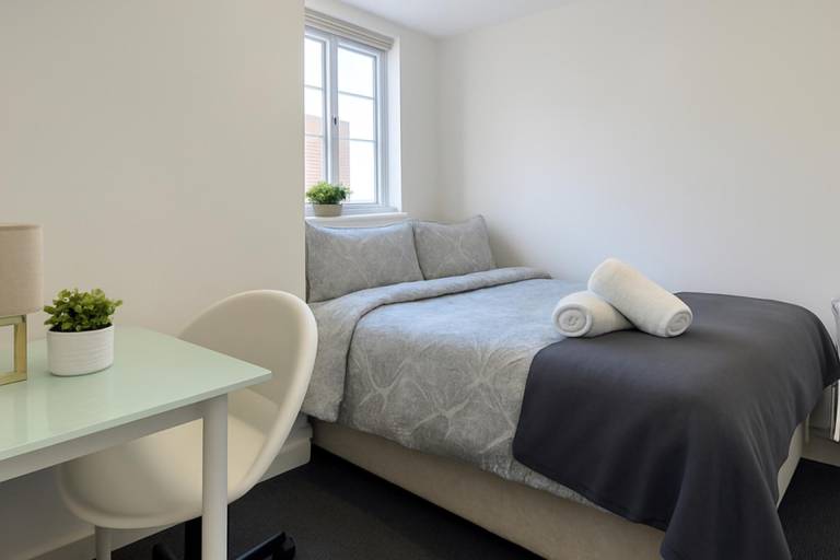 7-Bed Westbourne House - Sleeps 14 - Free Parking — photo 2