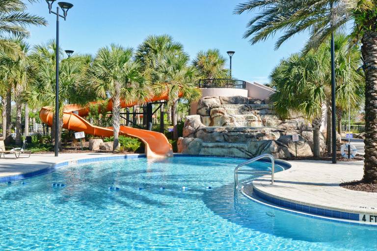 Family-oriented ample vacation home with private pool, barbeque & hot tub | Dogs allowed — photo 2
