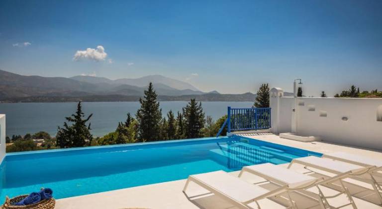 Βίλα Παραλία Ξι