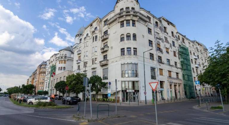 Fully equipped charming holiday apartment with hot tub & patio | Close to Hungarian Parliament Building | Suitable for remote work | Pets allowed — photo 4