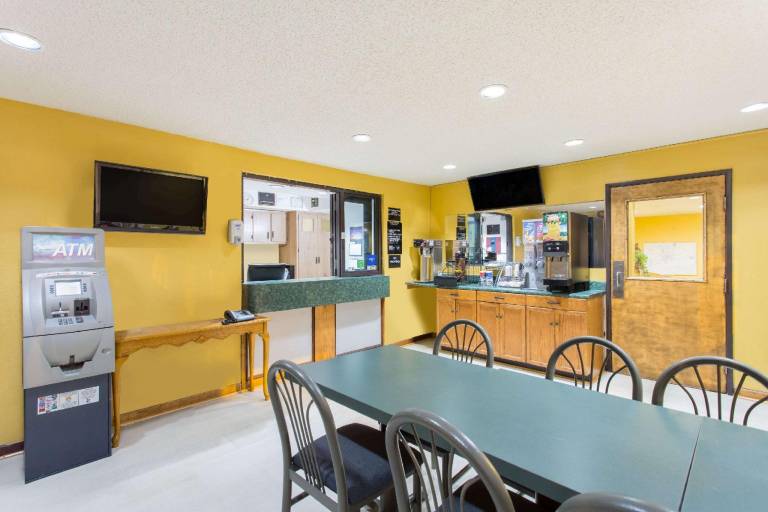 Super 8 By Wyndham Greensboro/Coliseum/Conv. — photo 2